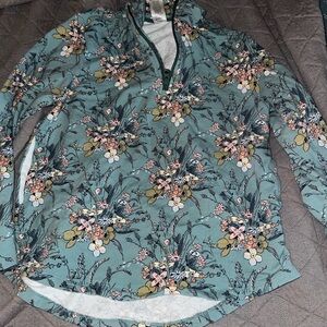 Vera Bradley pullover. Pattern: Sunlit garden sage. Size Medium. good condition
